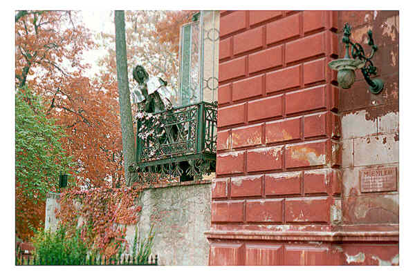 statue on a balcony, Pecs in front ot the Szkesegyhz Church